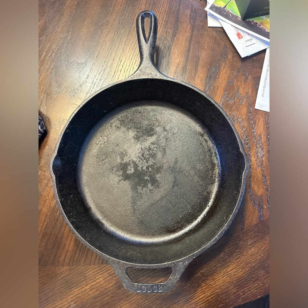 Lodge Cast Iron Skillet Very Good Condjtjon exactly as pictured